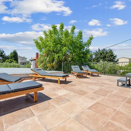 Villa Magnolia With Jacuzzi Pirovac