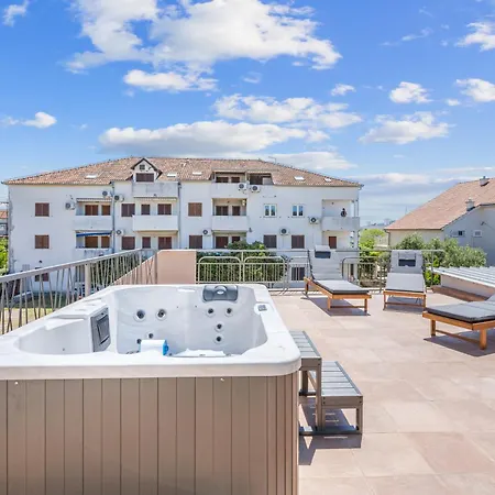 Villa Magnolia With Jacuzzi Pirovac
