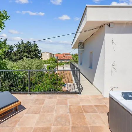 Villa Magnolia With Jacuzzi Pirovac