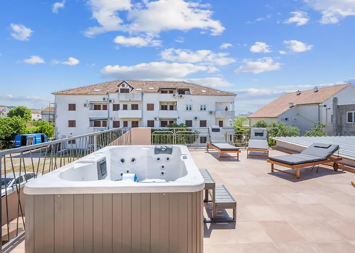 Vila Magnolia With Jacuzzi Pirovac