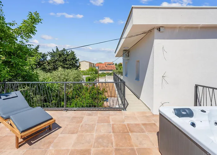 ヴィラ Magnolia With Jacuzzi ピロヴァッツ